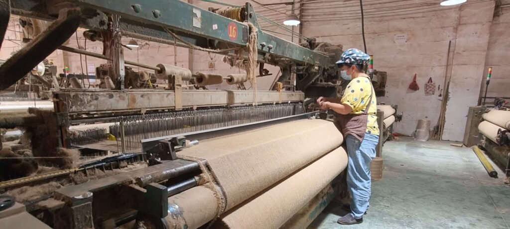 Weaving floor with jute looms